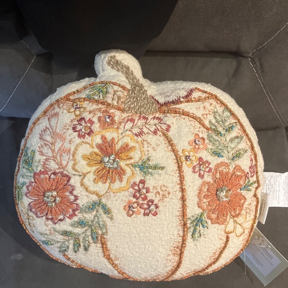 Lillian French Farmhouse Decorative Pillow - Picture 7 of 7